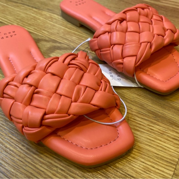 🪸🪸 Creamy coral woven flats multiple sizes avail - Picture 4 of 9